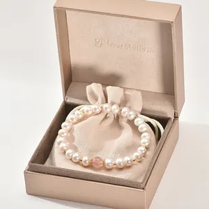 Vista detallada de una pulsera de perlas de agua dulce con cuarzo fresa en caja de regalo