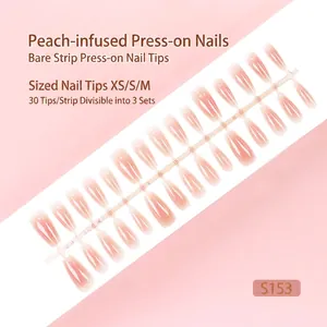 Detailopname van 30-delige nude ombre plaknagels in maten XS, S en M