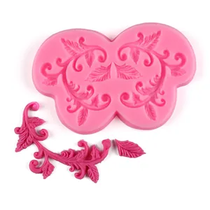 Dettaglio dello stampo in silicone rosa con eleganti motivi di foglie a rilievo
