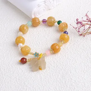 Detailaufnahme von Natur-Jade-Armband aus Xinjiang mit Kürbisperlen und Schmetterling