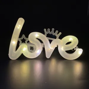 Primer plano de una lámpara LED Love blanca cálida para decorar pasteles y eventos