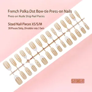 Detailweergave van 30 Franse nageltips met strikken op strip, in nude kleurset