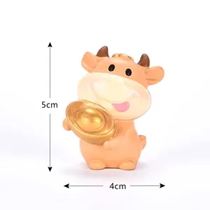 Vista dettagliata della statuetta di toro dorato con dimensioni di 5 cm di altezza e 4