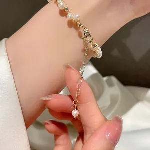 Detaillierte Nahaufnahme von Süßwasserperlen-Armband mit herzförmiger Verlängerungskette