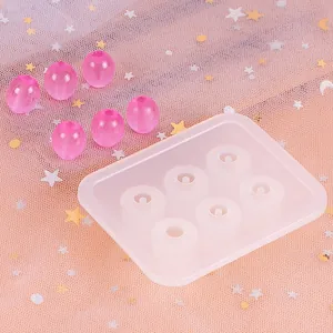 Detail van de siliconen kralenvorm met roze harskralen voor handgemaakte doe-het-zelf sieraden