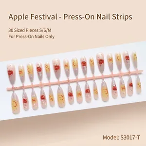 Vue macro de 30 faux ongles translucides avec d'adorables motifs de pommes et de soleils