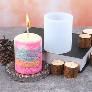 Vue détaillée du moule cylindrique en silicone et de la bougie parfumée décorative relief.