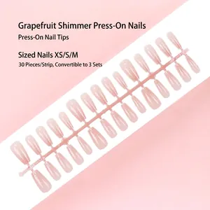Detail van de 30-delige nude roze plaknagels strip met fijne grapefruit glitter afwerking
