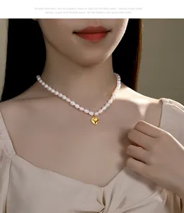 Elegante Detailansicht einer Natur-Süßwasserperlenkette mit einem goldenen Herzanhänger