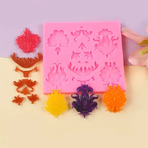 Dettaglio dello stampo in silicone a rilievo barocco rosa per decorazione torte.