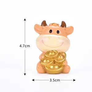 Vista dettagliata della statuetta di mucca in resina: altezza 4,7 cm e larghezza 3,5 cm