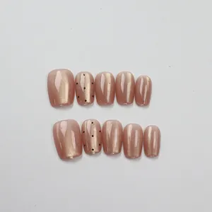 Detalle de uñas postizas de ojo de gato melocotón con un acabado brillante minimalista