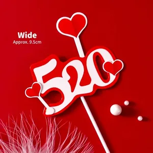 Primer plano de decoración de pastel "520" con corazones rojos para San Valentín.