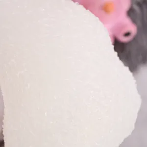 Détail macro de la texture rugueuse complexe d'un moule à mousse ours 3D en silicone