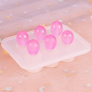 Detail van siliconen mal met roze kristallen harskralen voor DIY-sieraden maken