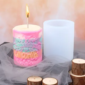 Vue détaillée d'un moule en silicone et d'une bougie gravée World's Best Mama pour DIY.