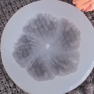 Detailansicht einer halbdurchsichtigen Sonnenblumenform aus Silikon für DIY-Schmuckhandwerk.