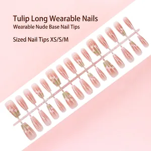 Detailopname van 30 lange kunstnagels met roze verloop en tulpen bloemmotief.