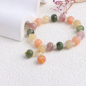 Detailansicht eines natürlichen, mehrfarbigen Goldseiden-Jade-Armbands mit Kürbisperlen