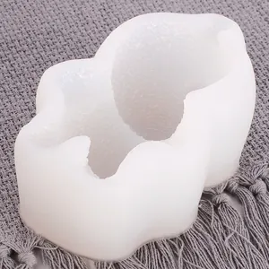 Vue détaillée de l'intérieur texturé d'un moule en silicone 3D en forme d'ours pour mousse