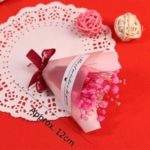 Détail d'un mini bouquet de fleurs séchées roses de 12cm pour décoration de gâteau