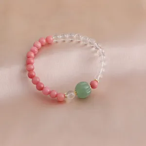 Detail eines Kristallarmbands mit rosa Rhodochrosit und grüner Achat-Kürbisperle.