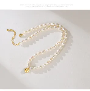 Elegante Halskette aus natürlichen Süßwasserperlen mit einem goldenen Herzanhänger Detail