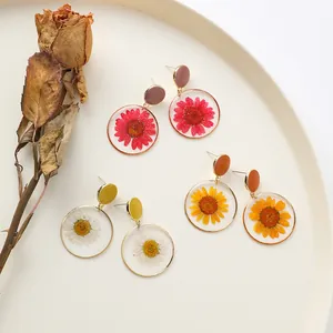 Orecchini in resina trasparente con vere margherite essiccate in vari colori stile coreano