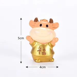 Simpatica statuetta di toro dorata in resina per decorazione torte, 5 cm x 4 cm