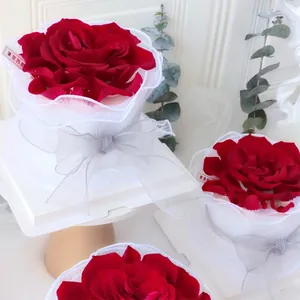 Elegante decoración de pastel rosa roja con malla blanca y lazo de cinta gris para repostería