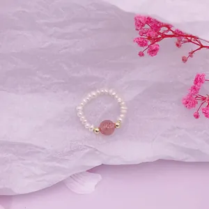 Elegante Süßwasserperlen-Ring mit Erdbeerkristall und goldenen Perlen Akzenten.