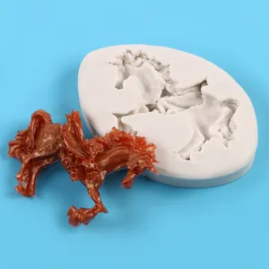 Detailopname van een siliconen paardenvorm met een bruin harsbeeldje op een blauwe basis