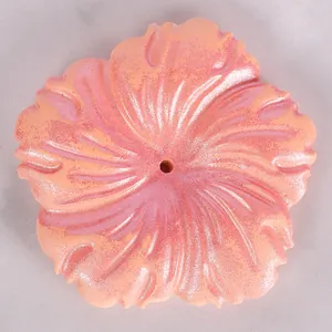 Detaillierte Makroansicht eines pink glitzernden Sonnenblumen-Harzteils