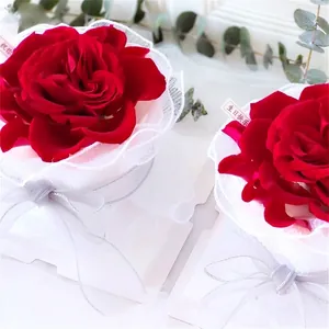 Dos elegantes decoraciones de pastel con rosas rojas, gasa blanca y cintas grises