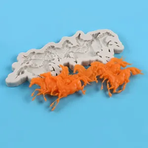 Detail van een grijze siliconen mal en oranje paardenfiguren op een blauwe achtergrond.