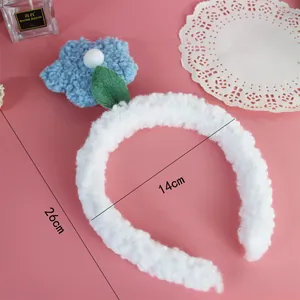 Vista detallada de las dimensiones de una diadema de flores de felpa para decoración
