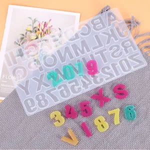 Vue détaillée du moule en silicone alphabet et chiffres avec pièces en résine