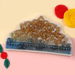 Vista dettagliata dello stampo in silicone goffrato con bordo a corona in resina glitterata.