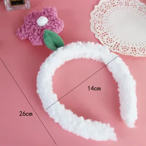 Diadema de felpa blanca con flor rosa, vista detallada de 14cm de ancho y 26cm de alto