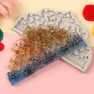 Dettaglio di uno stampo in silicone a rilievo europeo per bordi di torte e artigianato DIY.