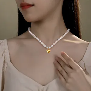 Elegante Süßwasser-Reisperlenkette für Damen mit einem goldenen Herzanhänger-Charm