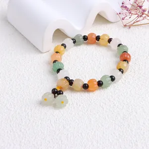 Detailansicht eines Jade-Armbands mit handgeschnitzten Perlen in Form kleiner Kürbisse aus Naturstein