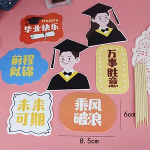 Gros plan sur un ensemble de cake toppers de remise de diplôme avec voeux et dimensions