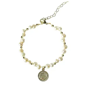 Elegantes gewebtes Armband aus Süßwasserperlen mit einem goldfarbenen DOS PESOS Münzanhänger