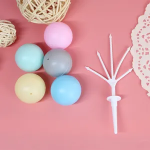 Vista dettagliata di mini palloncini colorati in plastica con supporto per decorazione torte