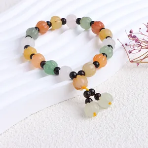 Detailansicht des Natur-Jade-Armbands mit bunten Kürbisperlen im Ethno-Stil.