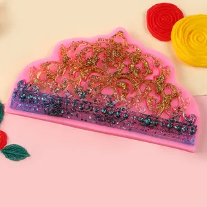 Primo piano dello stampo in silicone a rilievo floreale con resina glitterata oro e blu