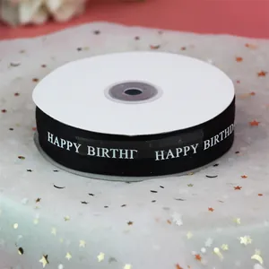 Vue détaillée d'un ruban en organza noir avec impression blanche Happy Birthday pour gâteaux