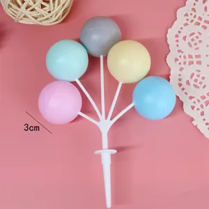 Primo piano del cake topper a palloncino pastello con indicazione del diametro di 3 cm