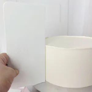 Vista detallada del raspador de pasteles de plástico ABS blanco para alisar crema